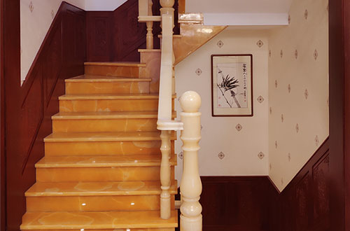 丹棱中式别墅室内汉白玉石楼梯的定制安装装饰效果